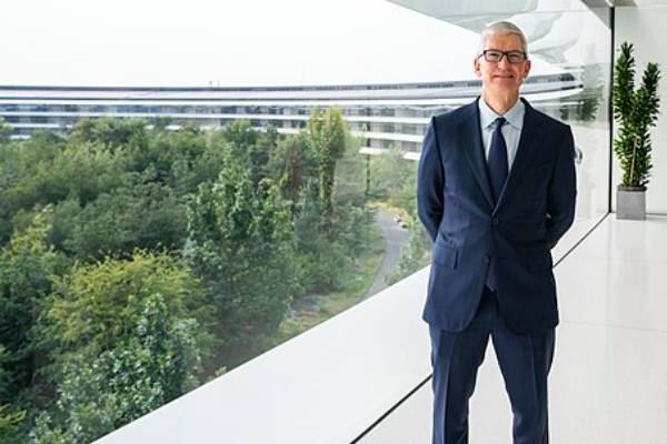 Apple CEO Tim Cook praised Vietnam, calling it a “vibrant and beautiful country.