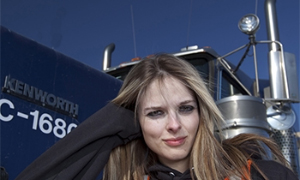 How to Attract and Engage Female Truck Drivers